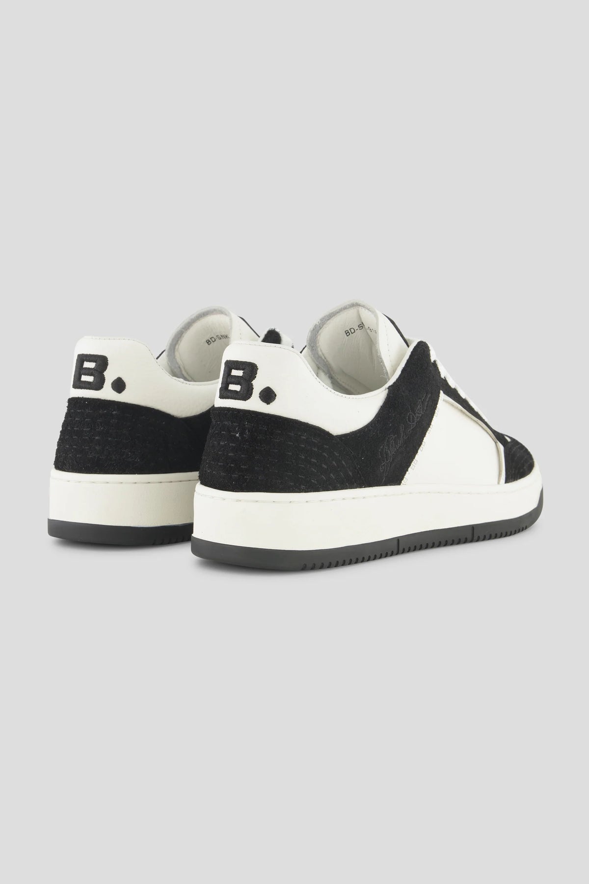 BLACK DOT. SNEAKERS BD classic clean design