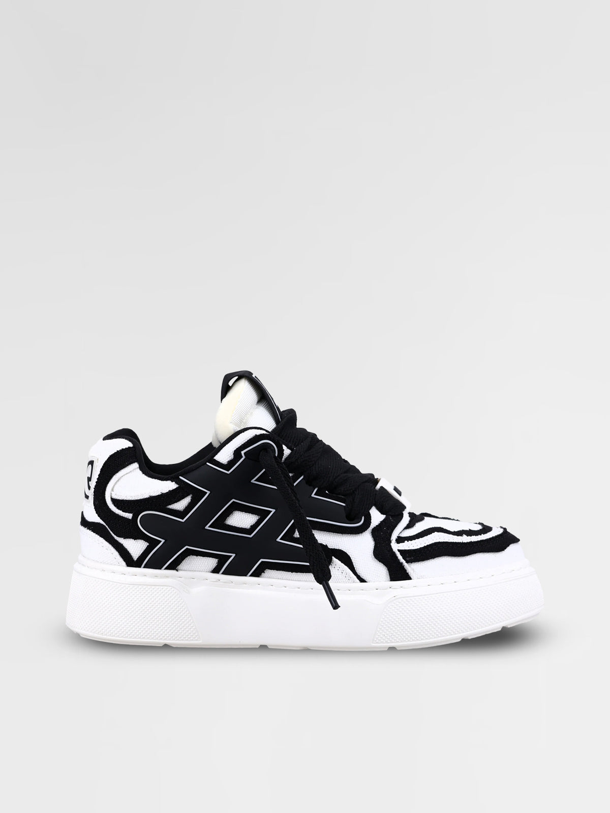 Ainker Backdoor Canvas White Black